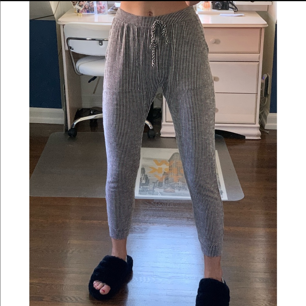 BLACK AND WHITE STRETCHY SOFT JOGGERS/LEGGINGS